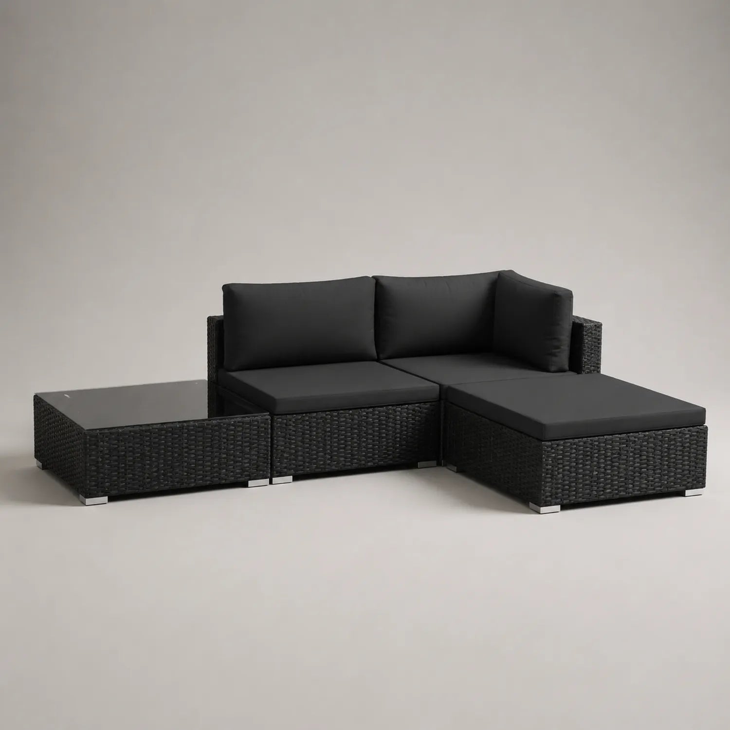 Rattan-Sofa-Set aus PE-Rattan mit Tisch und schwarzen Kissen