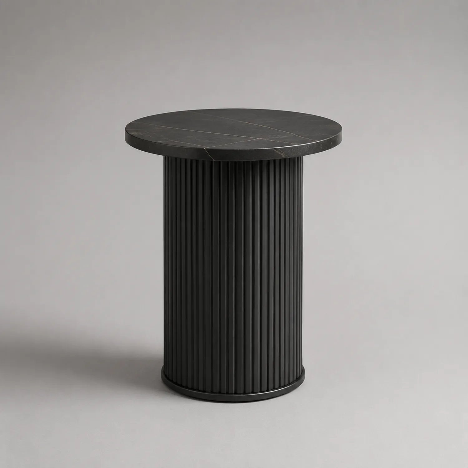 Runder Beistelltisch aus Marmor mit Aluminiumfuß in Schwarz
